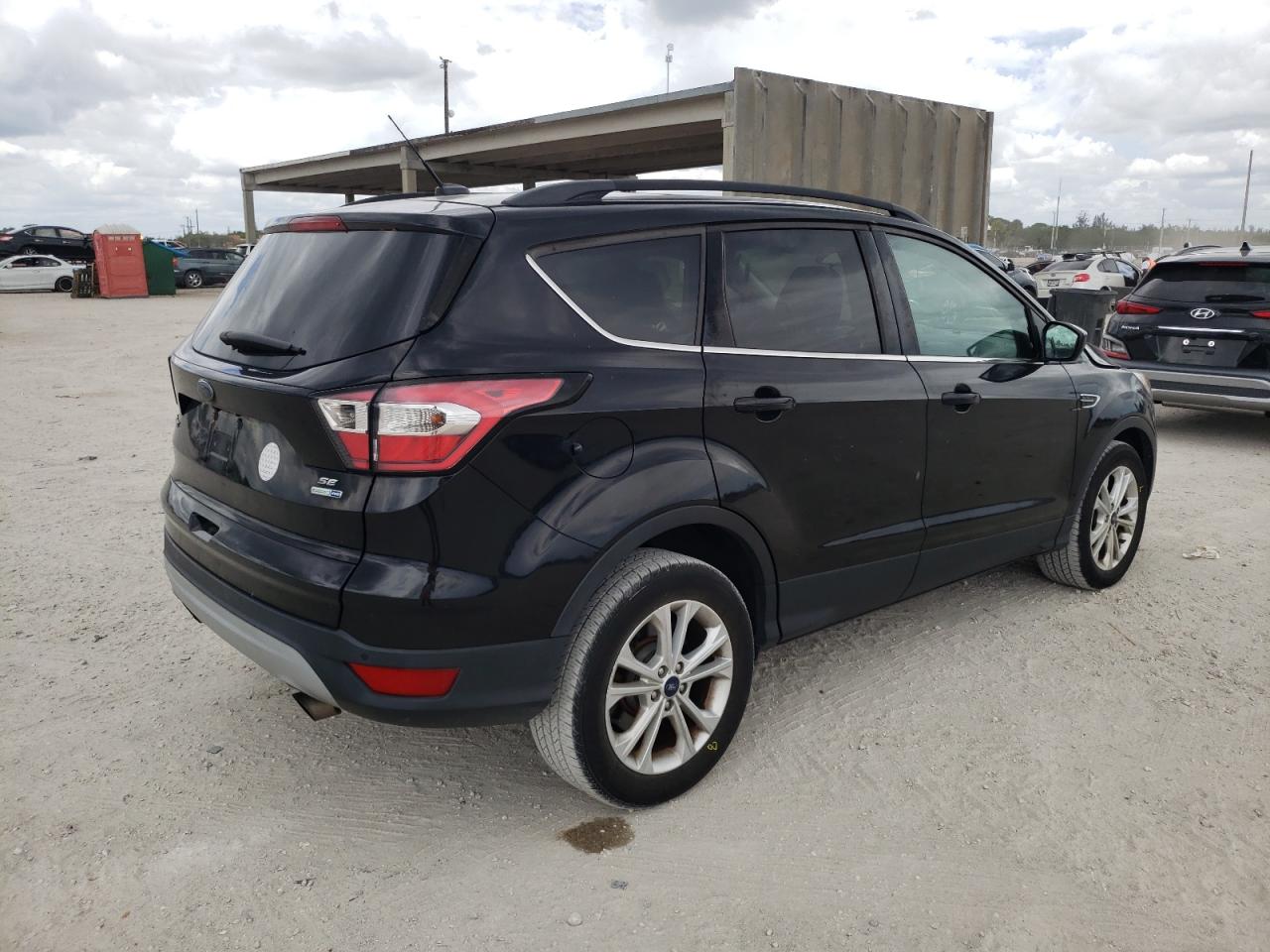 Photo 4 from auction – 2017 FORD ESCAPE SE with VIN 1FMCU9GD1HUB94388