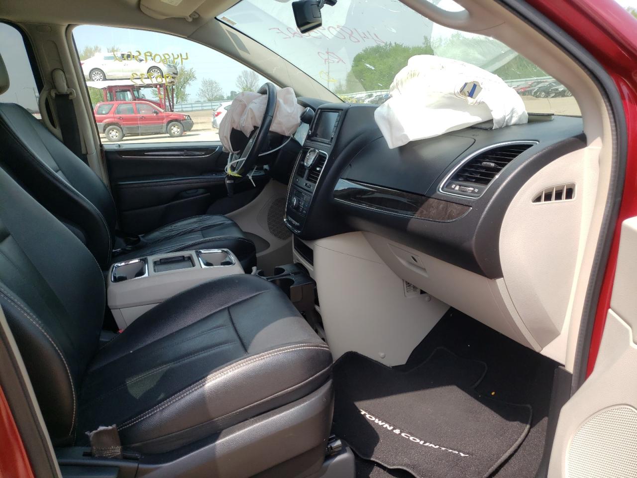 Photo 5 from auction – 2015 CHRYSLER TOWN & COU with VIN 2C4RC1BG1FR545704