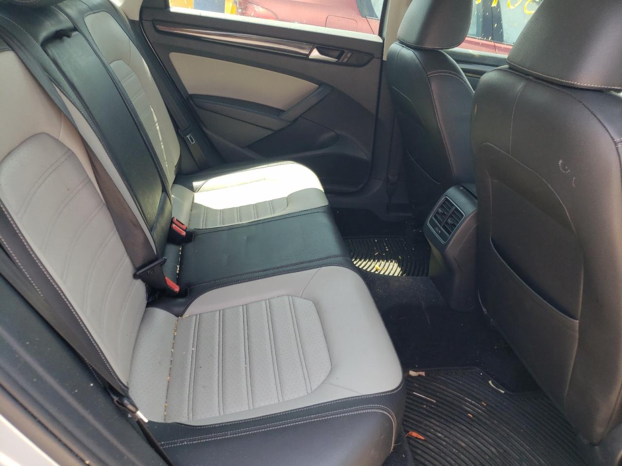 Photo 6 from auction – 2015 VOLKSWAGEN PASSAT SE with VIN 1VWBS7A37FC084407