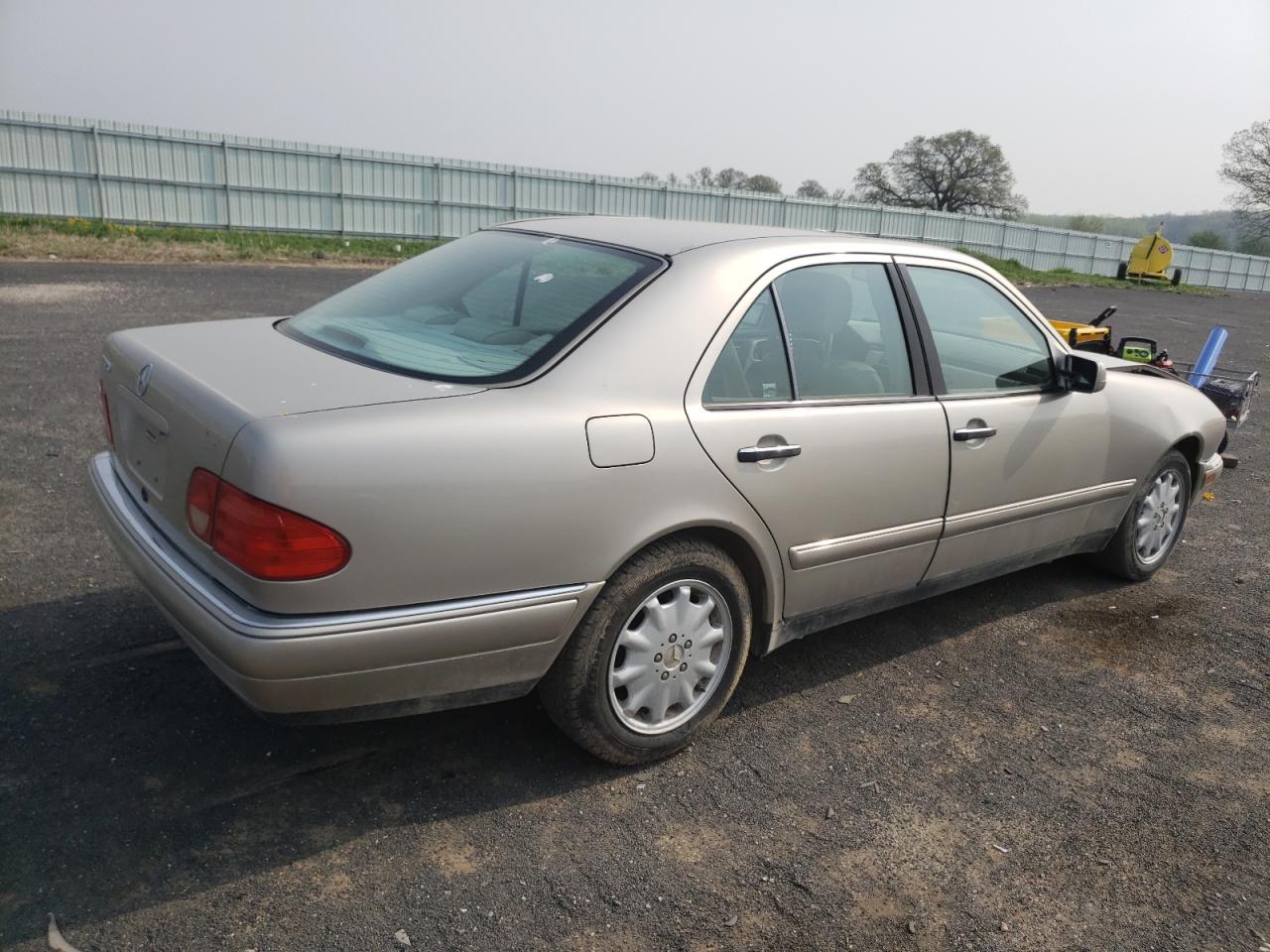 Photo 4 from auction – 1999 MERCEDES-BENZ E 320 with VIN WDBJF65H4XA814983