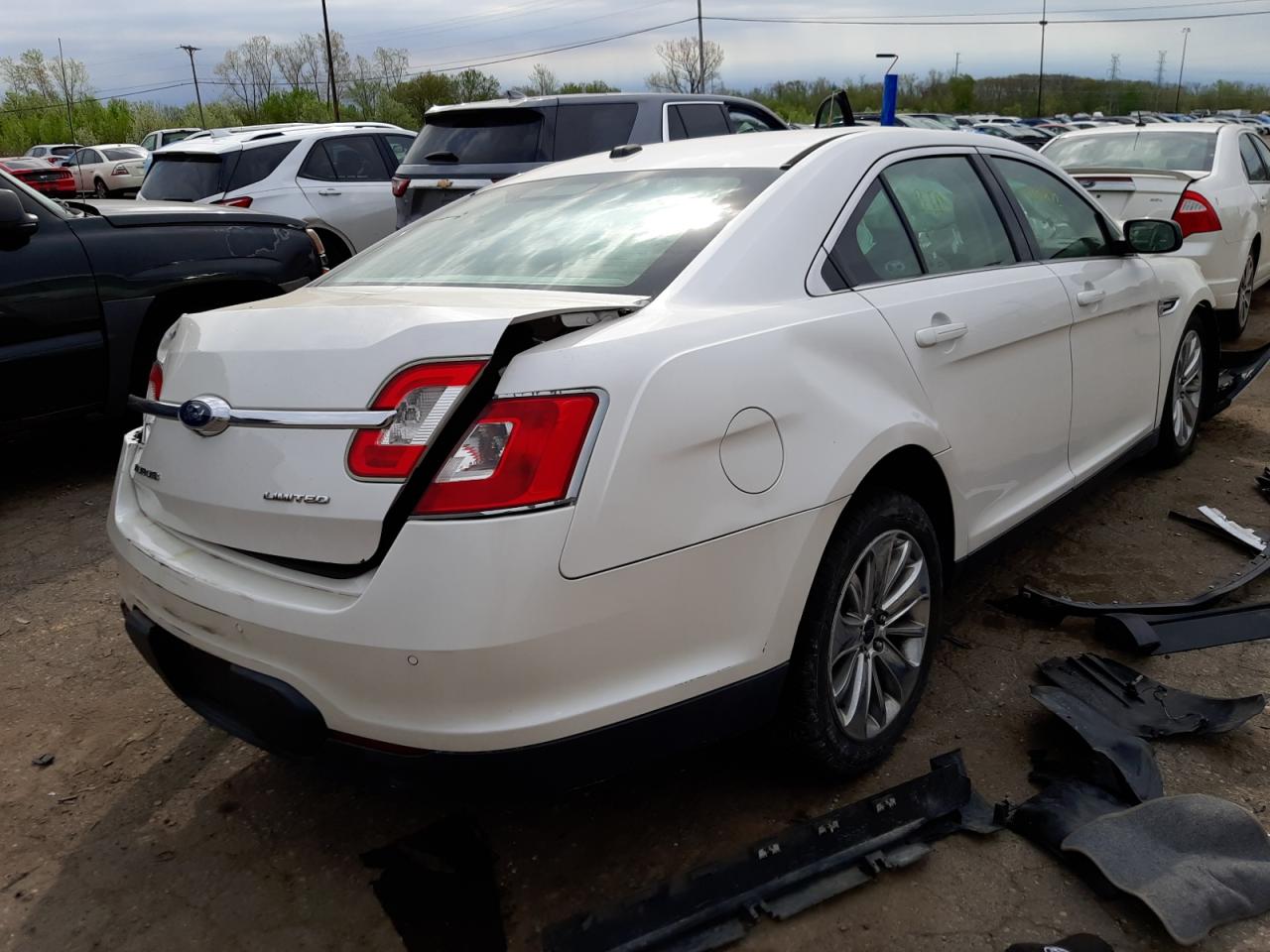 Photo 4 from auction – 2011 FORD TAURUS LIM with VIN 1FAHP2FW2BG167322