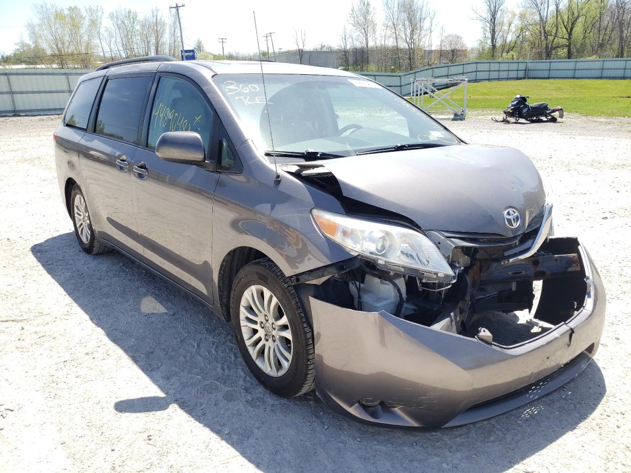 TOYOTA SIENNA XLE 2011 with VIN 5TDYK3DC5BS089146 - Photo from auction