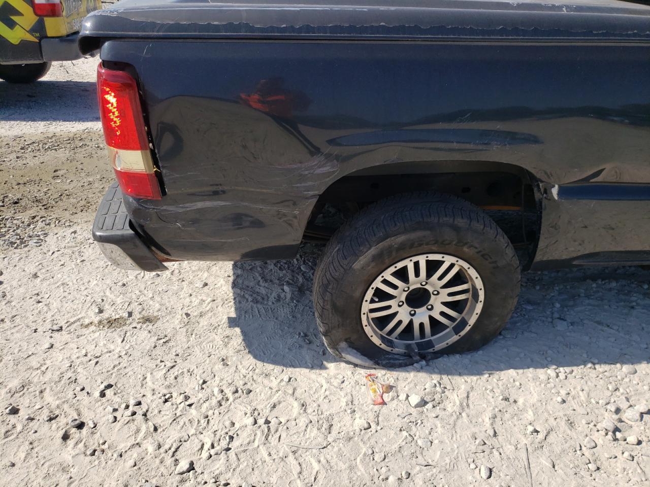 Photo 9 from auction – 2005 CHEVROLET SILVERADO with VIN 1GCEC19Z05Z270689