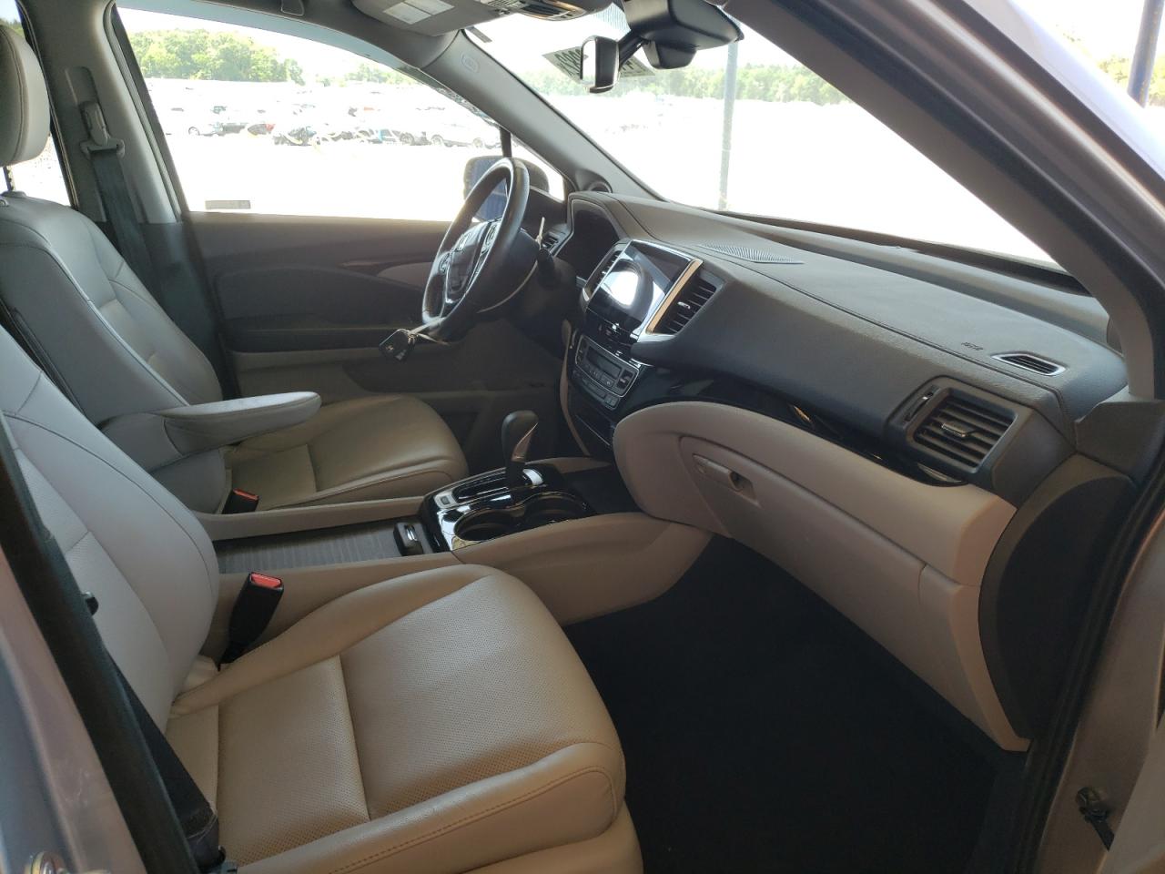 Photo 5 from auction – 2019 HONDA RIDGELINE with VIN 5FPYK3F78KB004554