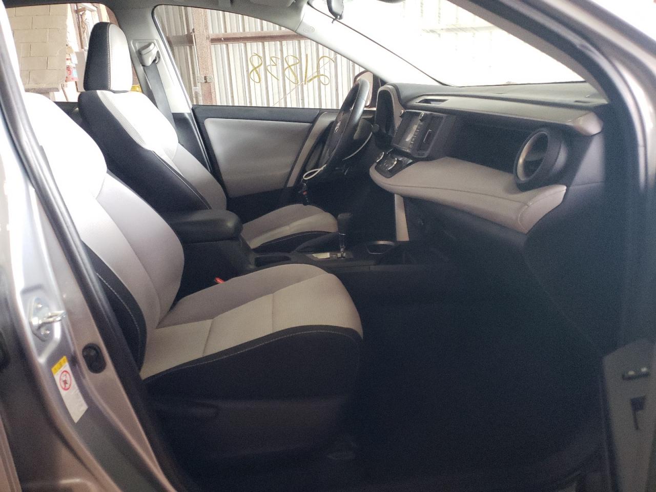 Photo 5 from auction – 2017 TOYOTA RAV4 XLE with VIN 2T3WFREV5HW374239
