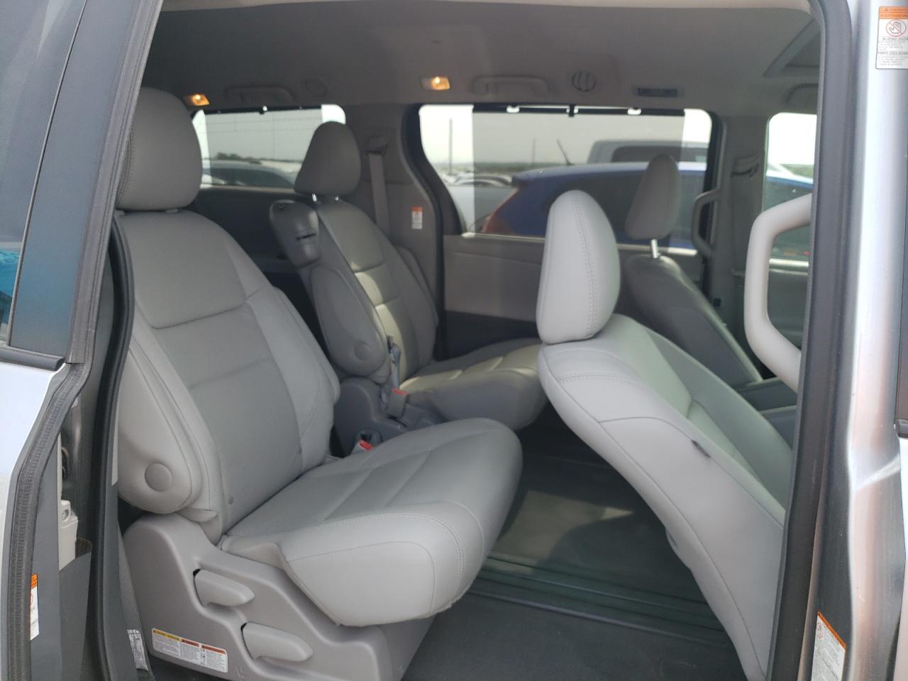 Photo 6 from auction – 2017 TOYOTA SIENNA XLE with VIN 5TDYZ3DC5HS899137