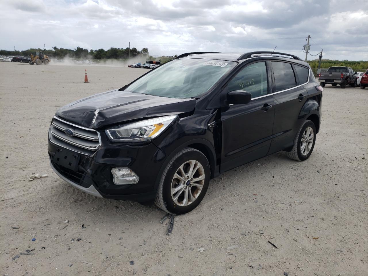 Photo 2 from auction – 2017 FORD ESCAPE SE with VIN 1FMCU9GD1HUB94388