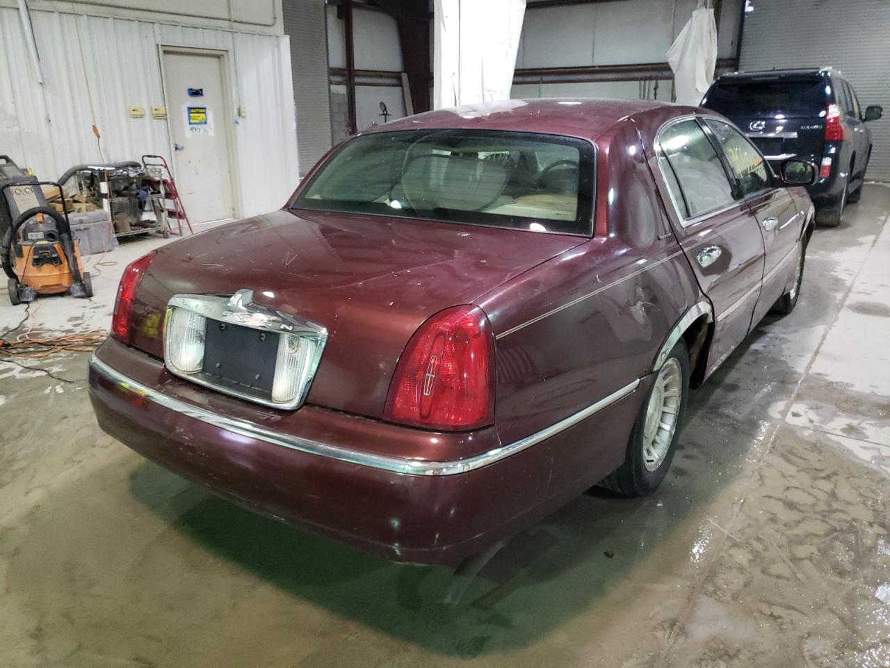 Photo 4 from auction – 2000 LINCOLN TOWN CAR E with VIN 1LNHM81WXYY788125