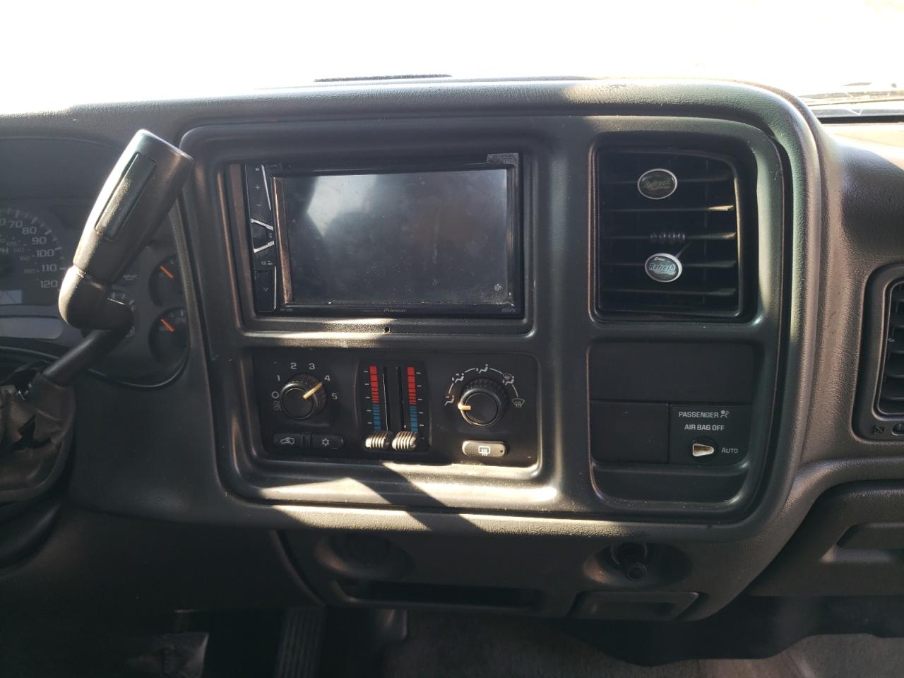Photo 9 from auction – 2004 CHEVROLET SILVERADO with VIN 1GCEK19T34E177492
