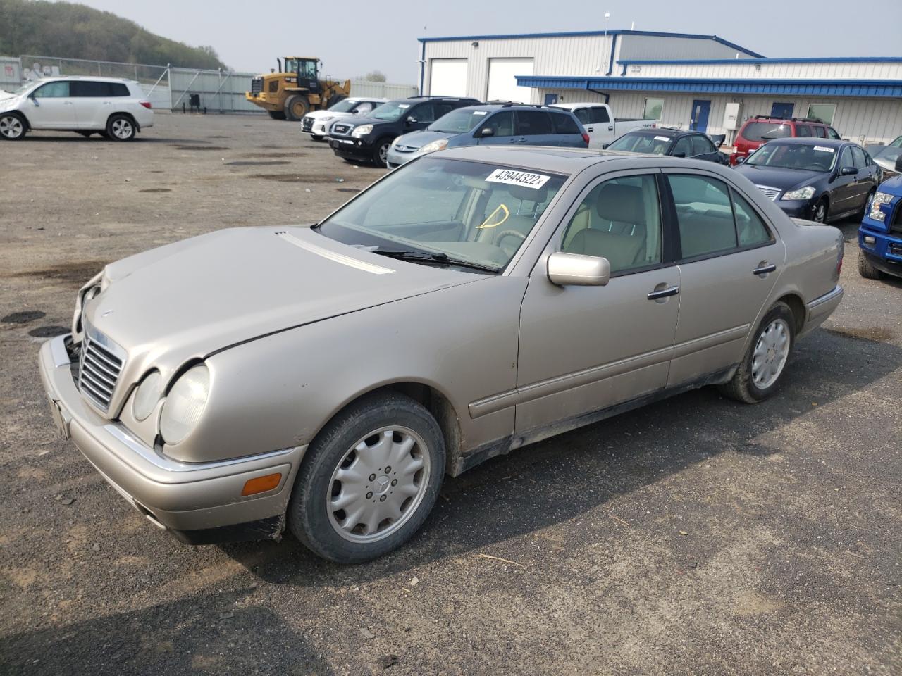 Photo 2 from auction – 1999 MERCEDES-BENZ E 320 with VIN WDBJF65H4XA814983