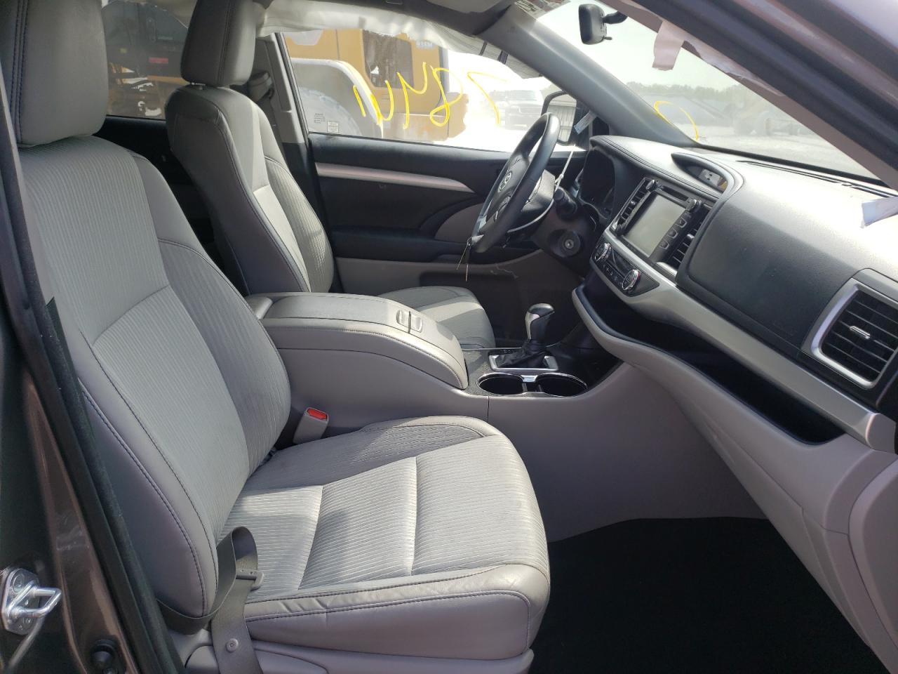 Photo 5 from auction – 2016 TOYOTA HIGHLANDER with VIN 5TDZKRFH7GS180913
