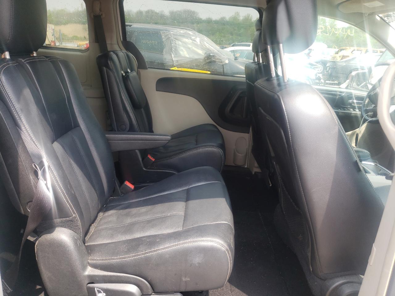 Photo 6 from auction – 2015 CHRYSLER TOWN & COU with VIN 2C4RC1BG4FR537628