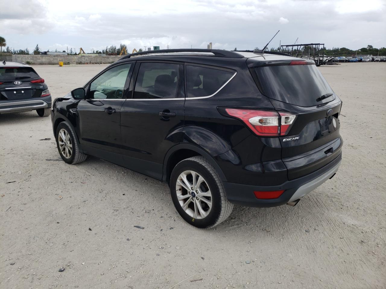Photo 3 from auction – 2017 FORD ESCAPE SE with VIN 1FMCU9GD1HUB94388