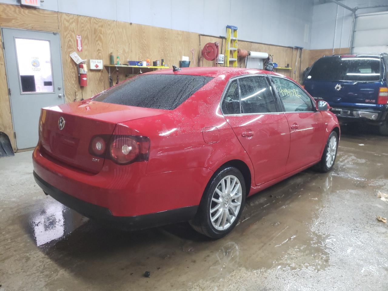 Photo 4 from auction – 2008 VOLKSWAGEN JETTA WOLF with VIN 3VWRJ71K28M182156