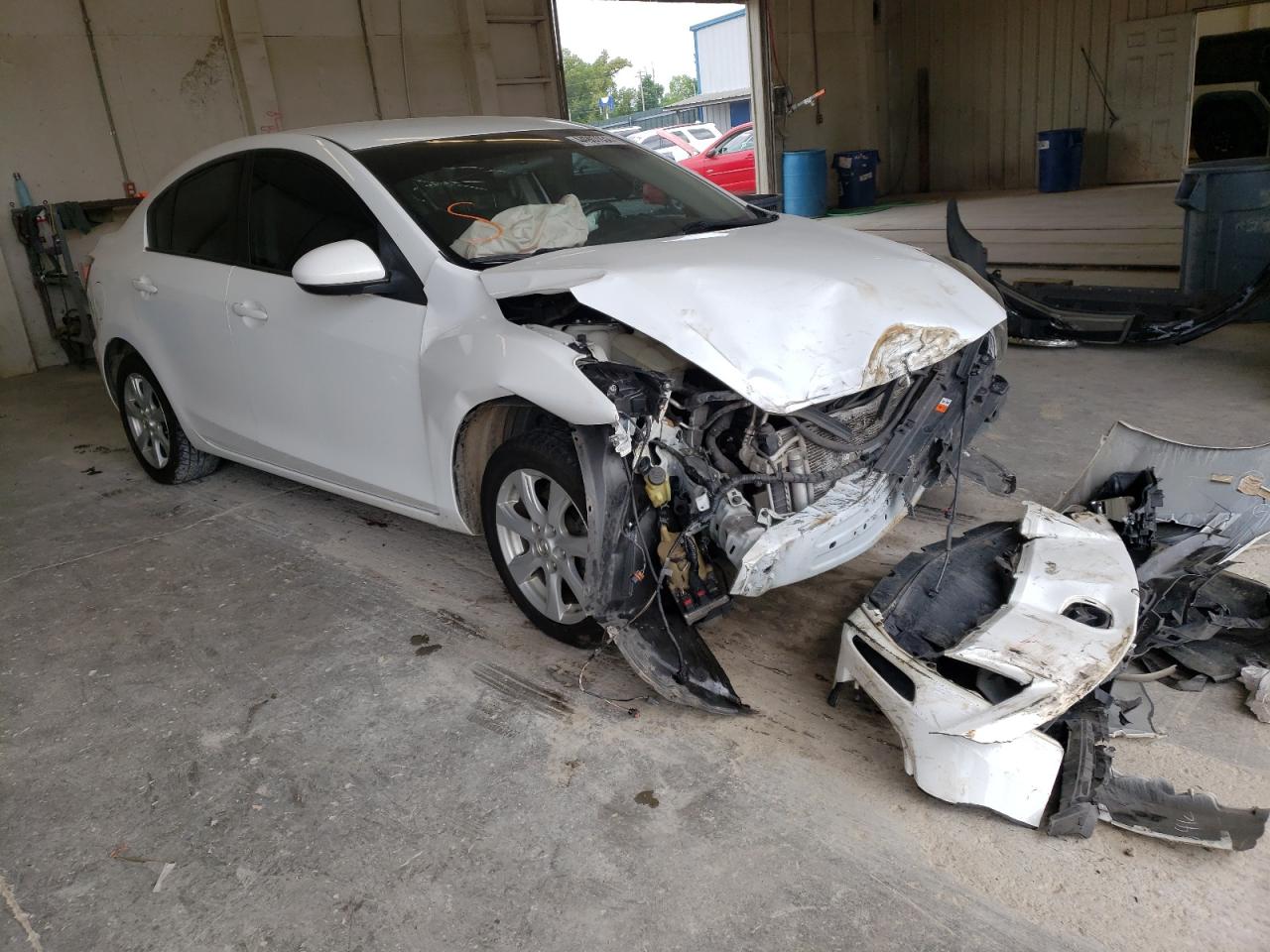 MAZDA 3 I 2011 with VIN JM1BL1VF5B1499023 - Photo from auction