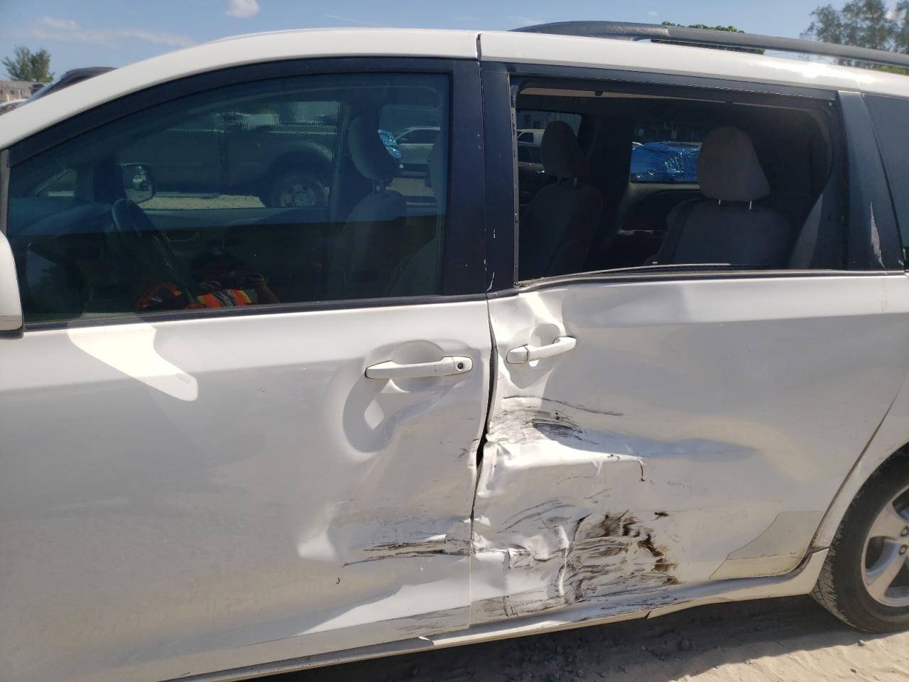 Photo 9 from auction – 2016 TOYOTA SIENNA LE with VIN 5TDKK3DC4GS755037