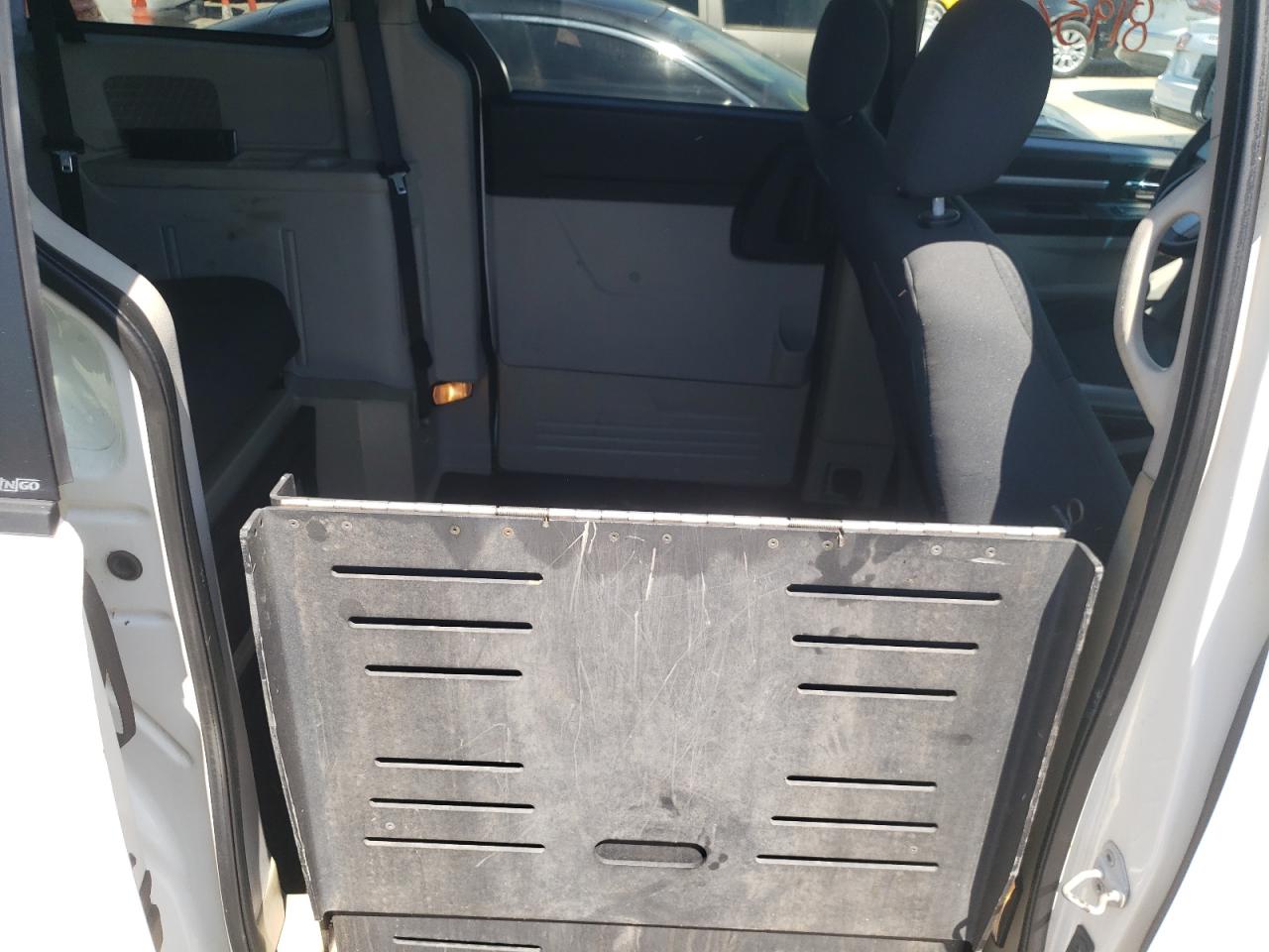 Photo 6 from auction – 2010 DODGE GRAND CARA with VIN 2D4RN4DE3AR119340