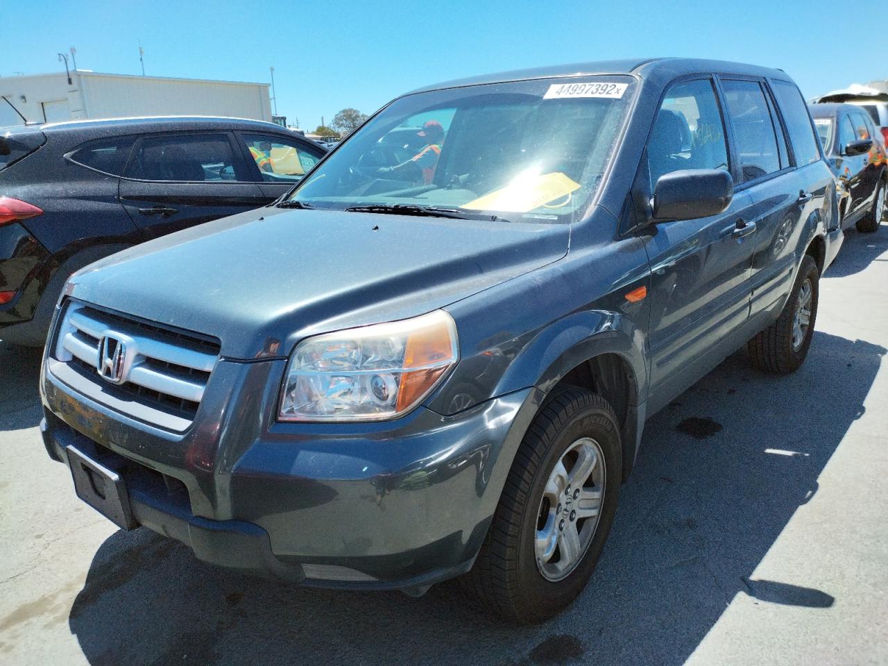Photo 2 from auction – 2006 HONDA PILOT LX with VIN 5FNYF28126B012381