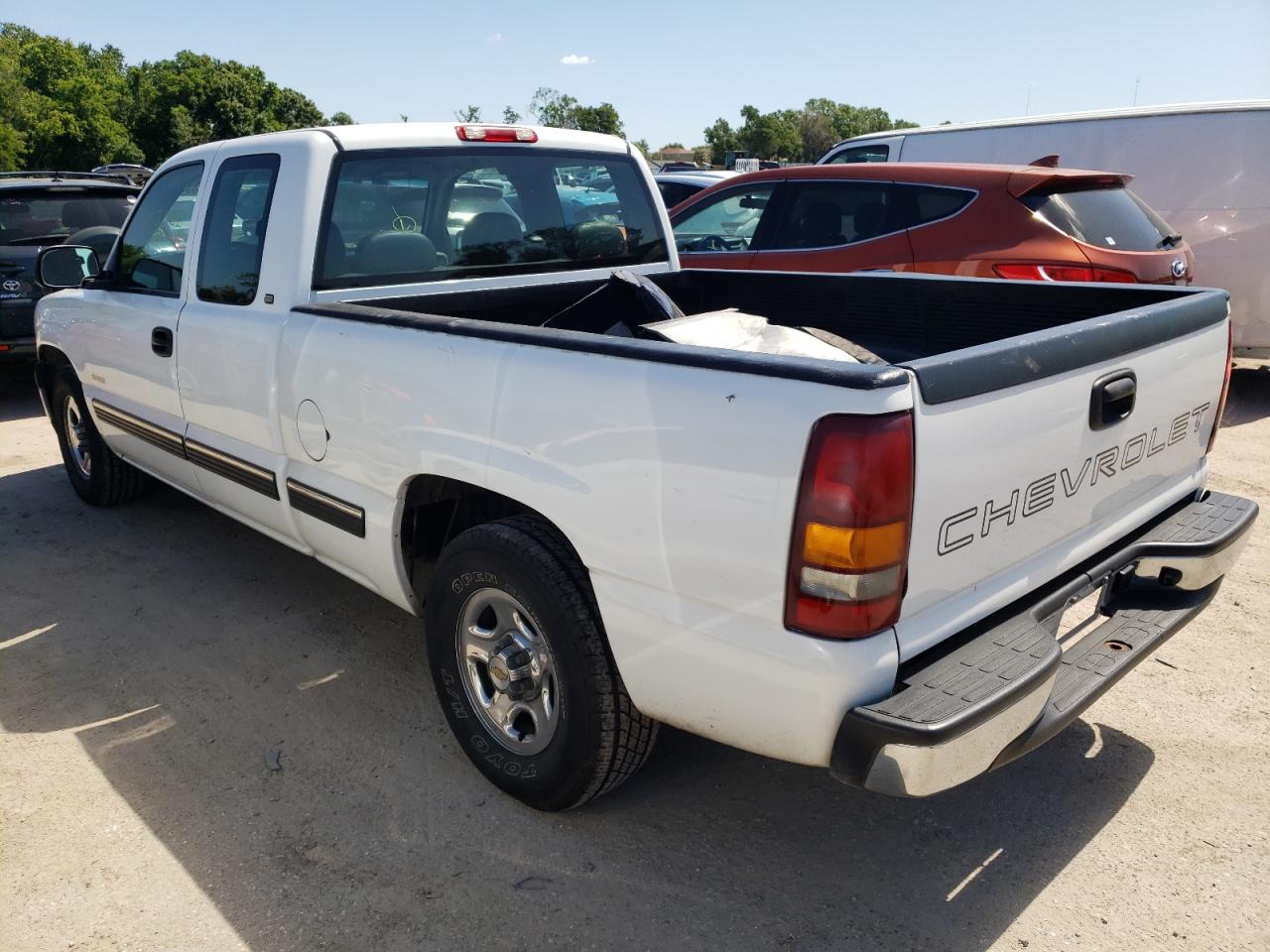Photo 3 from auction – 2000 CHEVROLET SILVERADO with VIN 2GCEC19V0Y1111164