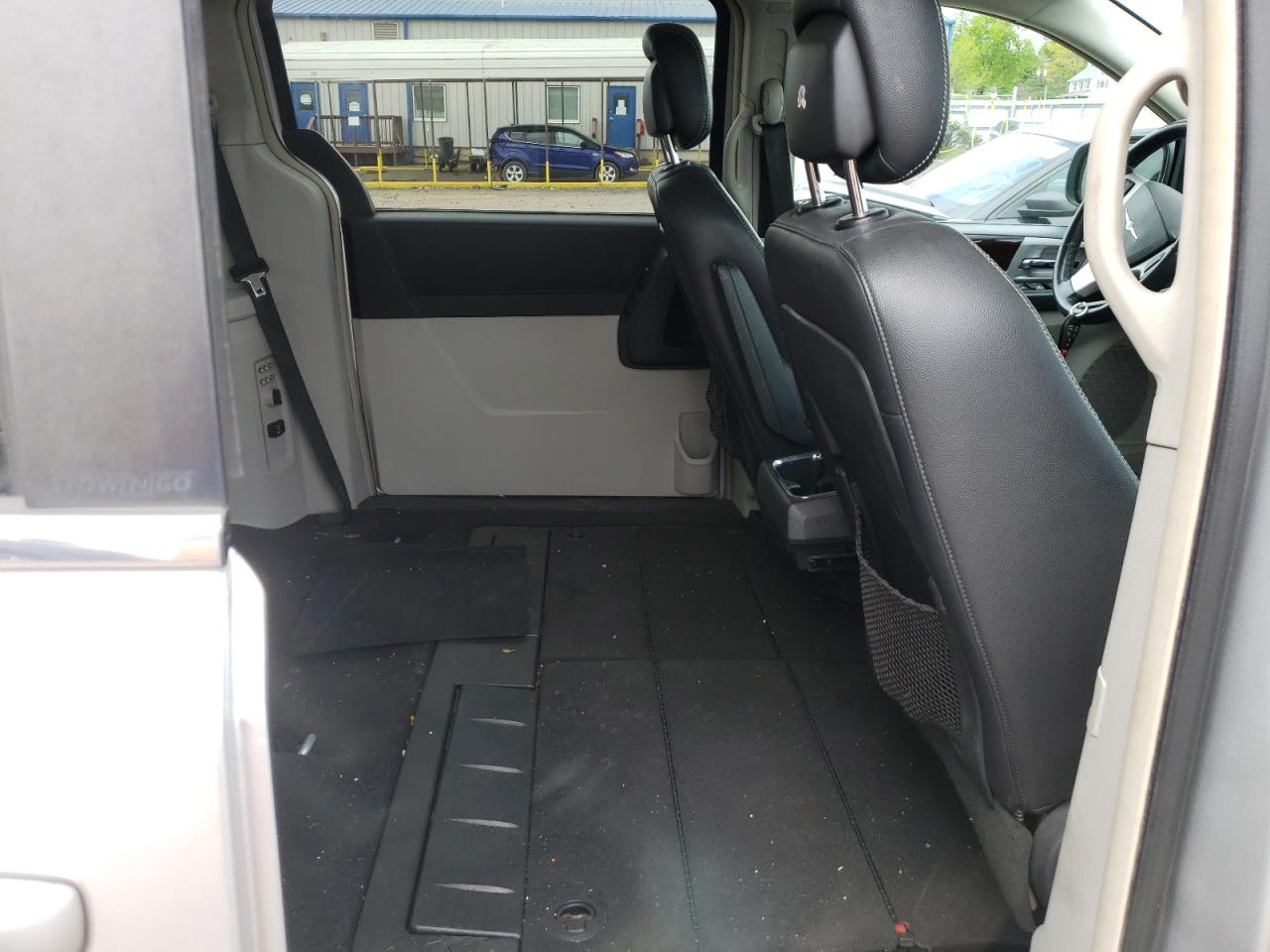 Photo 6 from auction – 2010 CHRYSLER TOWN & COU with VIN 2A4RR8DX7AR374898