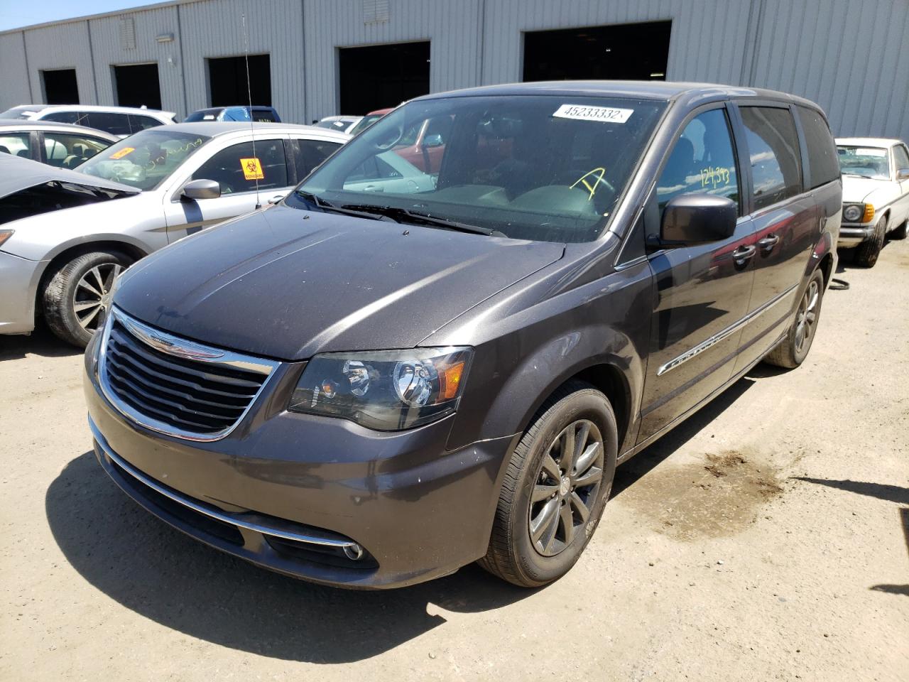 Photo 2 from auction – 2015 CHRYSLER TOWN & COU with VIN 2C4RC1HG0FR711010