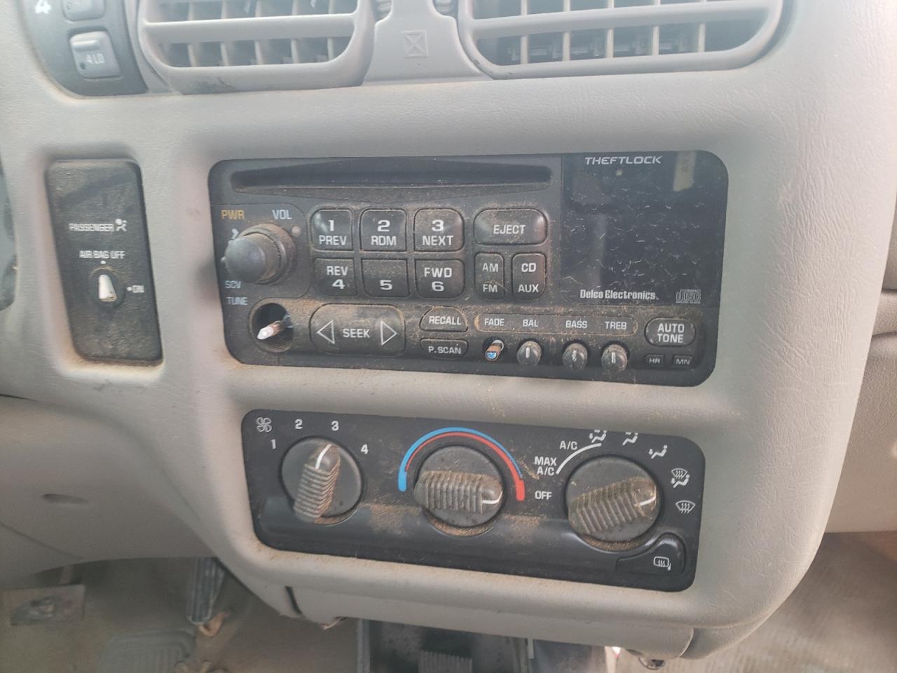 Photo 9 from auction – 2001 GMC SONOMA with VIN 1GTCT19W618237449