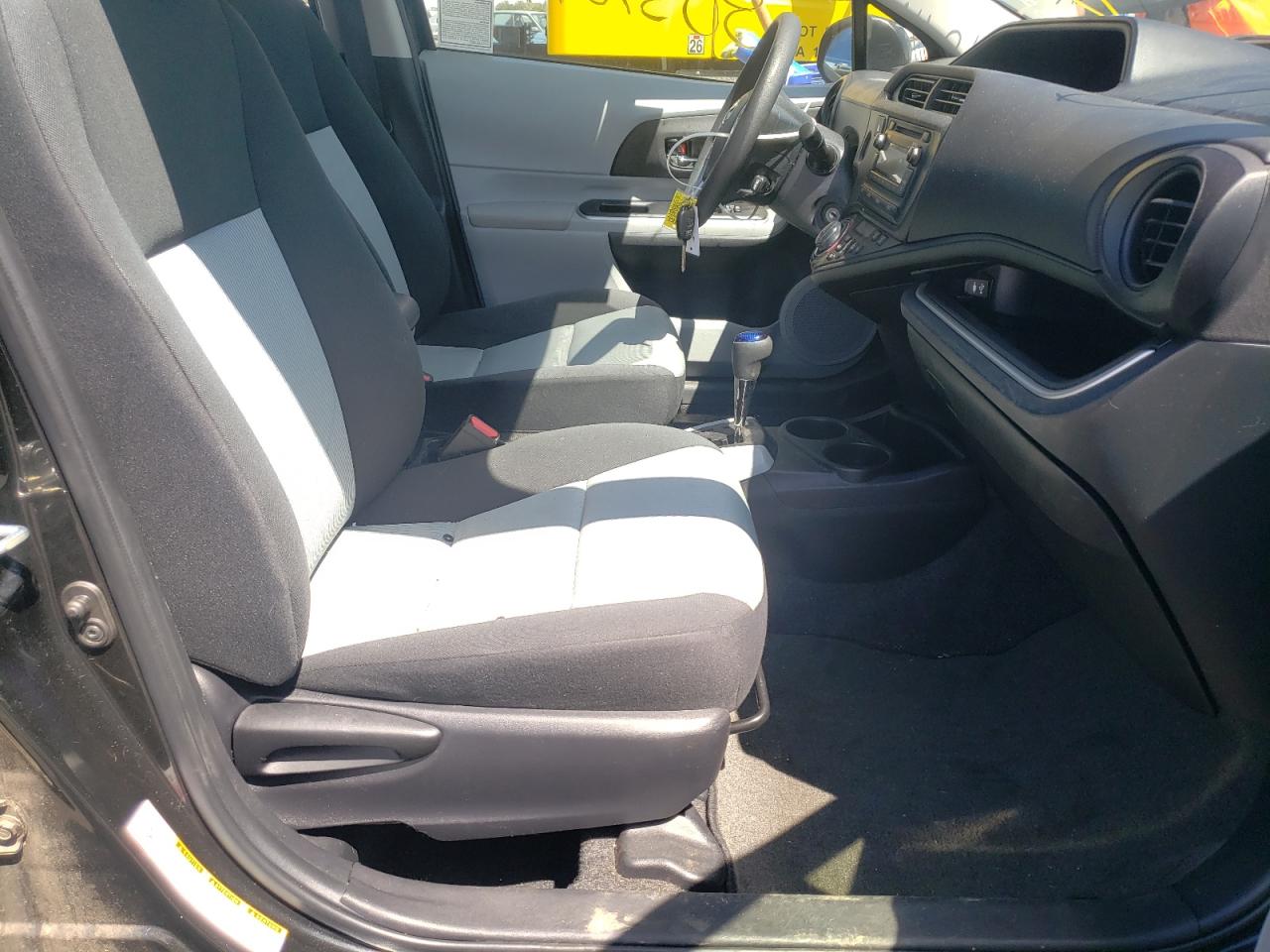 Photo 5 from auction – 2014 TOYOTA PRIUS C with VIN JTDKDTB35E1066535