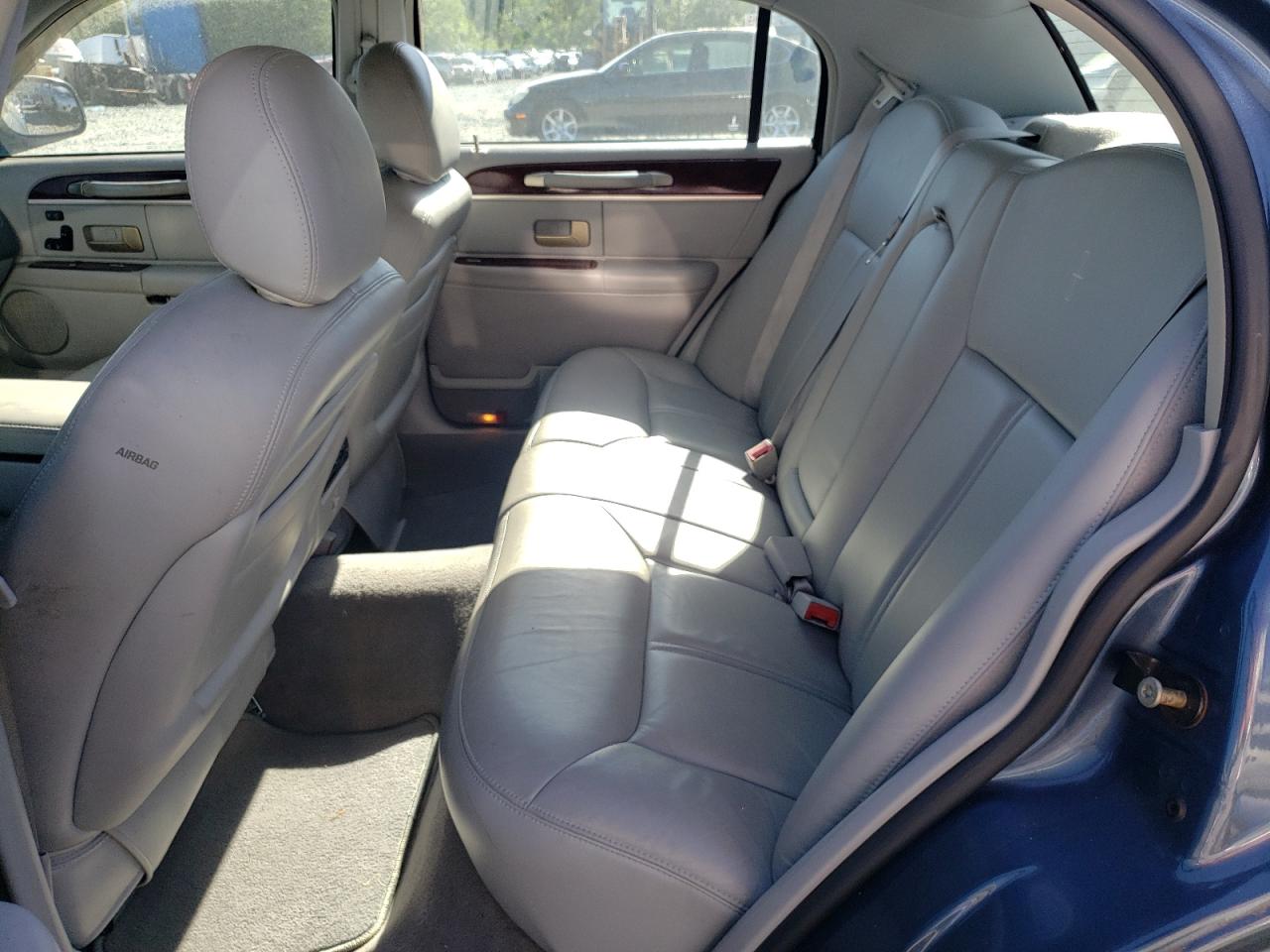 Photo 6 from auction – 2005 LINCOLN TOWN CAR S with VIN 1LNHM82W15Y610047