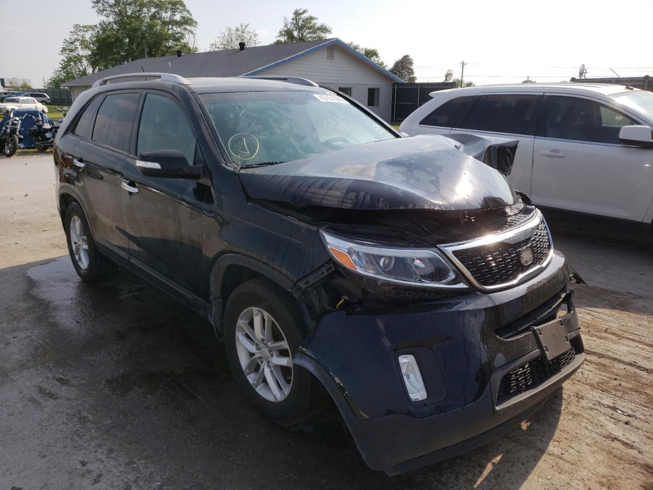 KIA SORENTO LX 2015 with VIN 5XYKT4A63FG586335 - Photo from auction