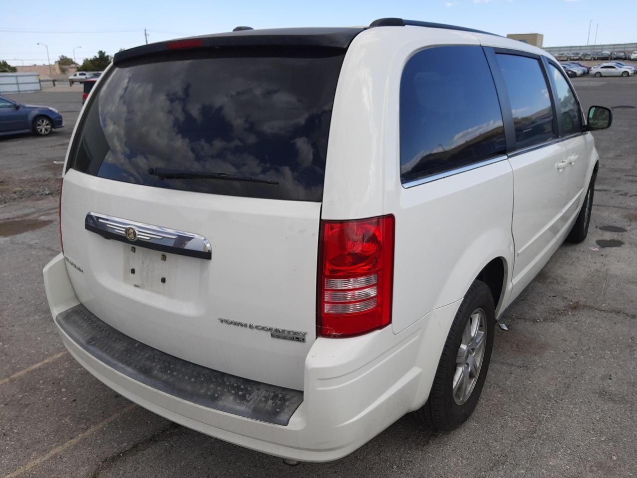 Photo 4 from auction – 2010 CHRYSLER TOWN & COU with VIN 2A4RR2D16AR456257