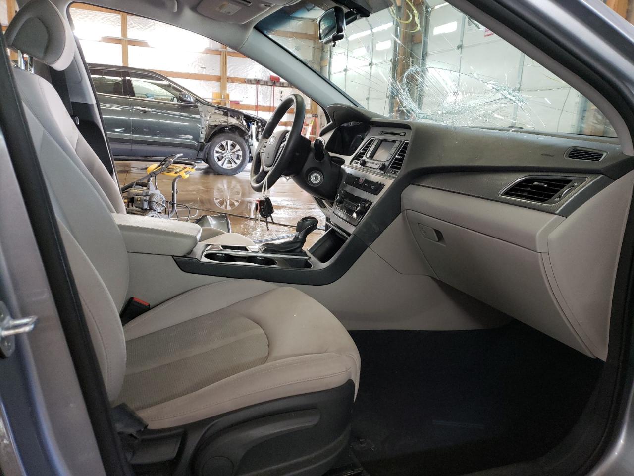 Photo 5 from auction – 2015 HYUNDAI SONATA SE with VIN 5NPE24AF5FH210258