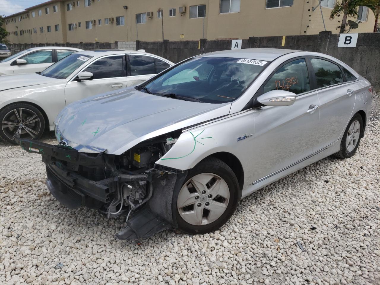 Photo 2 from auction – 2012 HYUNDAI SONATA HYB with VIN KMHEC4A49CA038391
