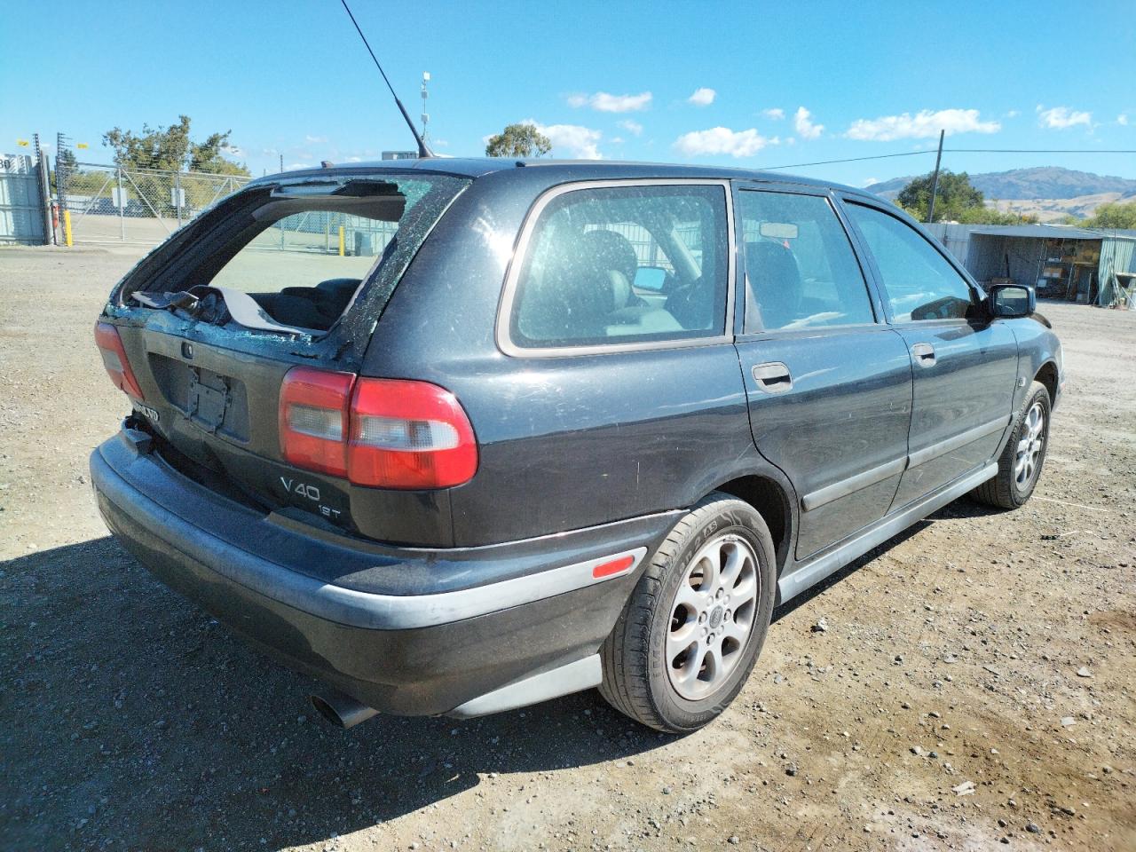 Photo 4 from auction – 2000 VOLVO V40 with VIN YV1VW2559YF535920