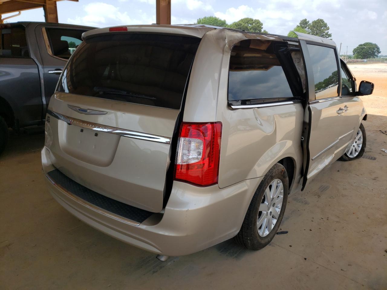 Photo 4 from auction – 2014 CHRYSLER TOWN & COU with VIN 2C4RC1BG5ER438573