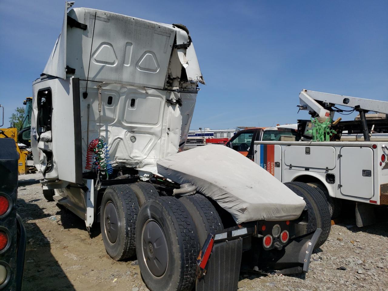 Photo 3 from auction – 2018 FREIGHTLINER CASCADIA 1 with VIN 3AKJHHDR1JSJX3804