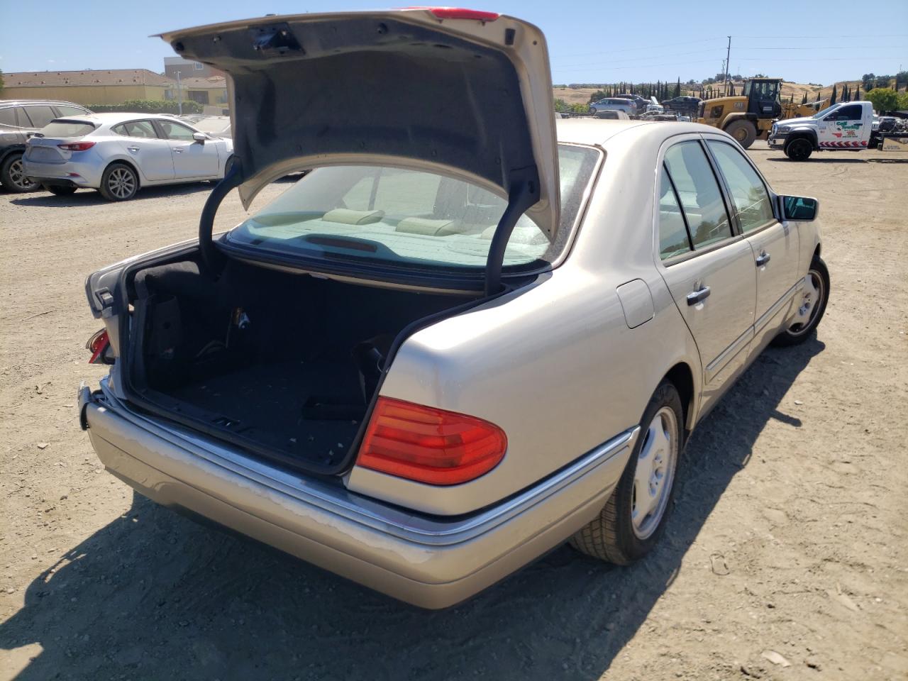 Photo 4 from auction – 1999 MERCEDES-BENZ E 320 with VIN WDBJF65H9XA769197