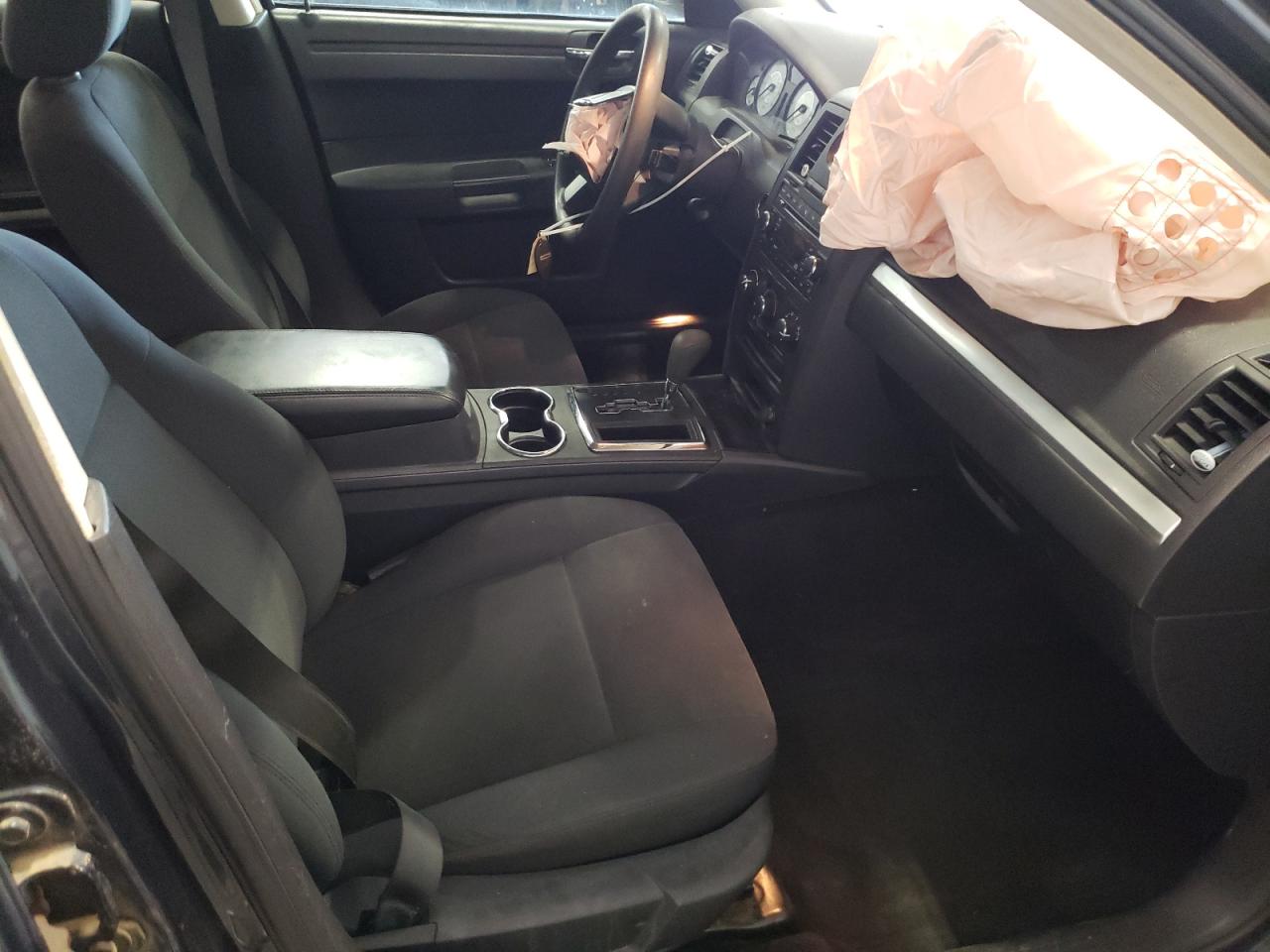 Photo 5 from auction – 2008 CHRYSLER 300 LX with VIN 2C3KA43R58H176416