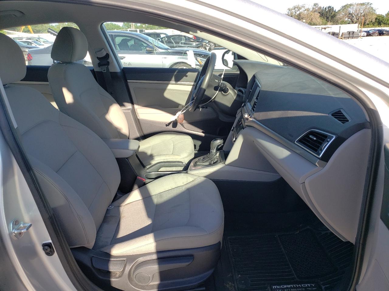 Photo 5 from auction – 2017 HYUNDAI ELANTRA SE with VIN 5NPD84LF2HH045294