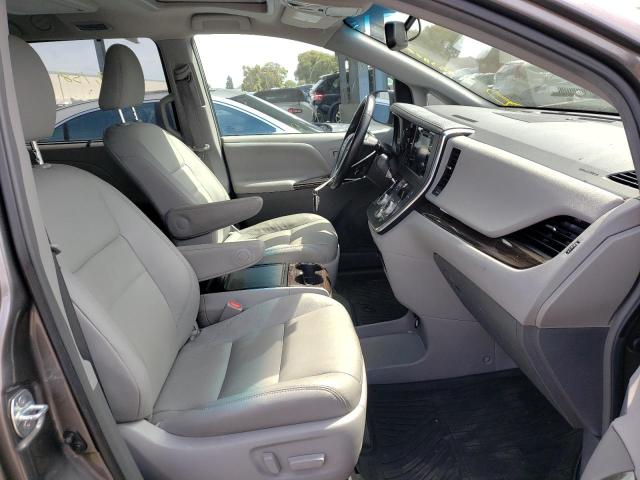 Photo 5 from auction – 2017 TOYOTA SIENNA XLE with VIN 5TDYZ3DC8HS836677