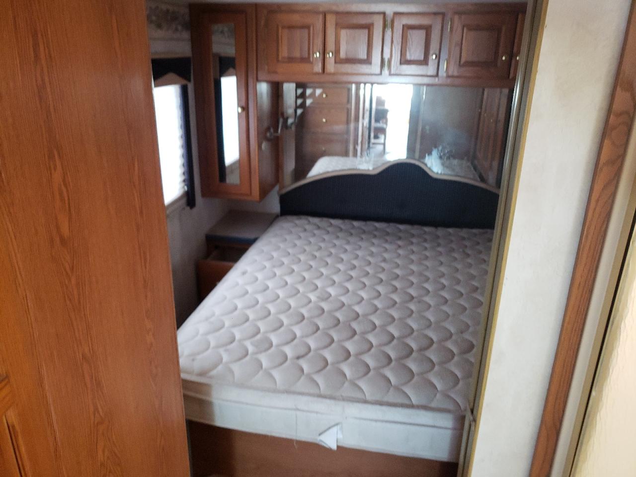 Photo 6 from auction – 2000 MONA MOTOR HOME with VIN 1RF120518Y2009411