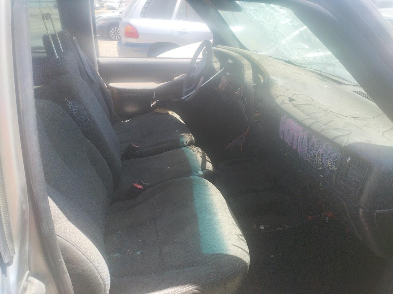 Photo 5 from auction – 2000 CHEVROLET SILVERADO with VIN 1GCGK29U9YE269834
