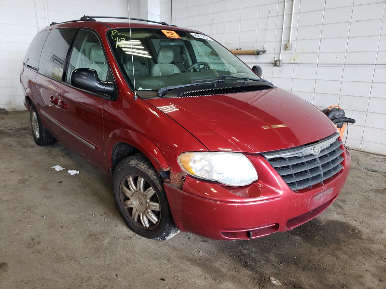 Photo 1 from auction – 2005 CHRYSLER TOWN & COU with VIN 2C4GP54L25R444392