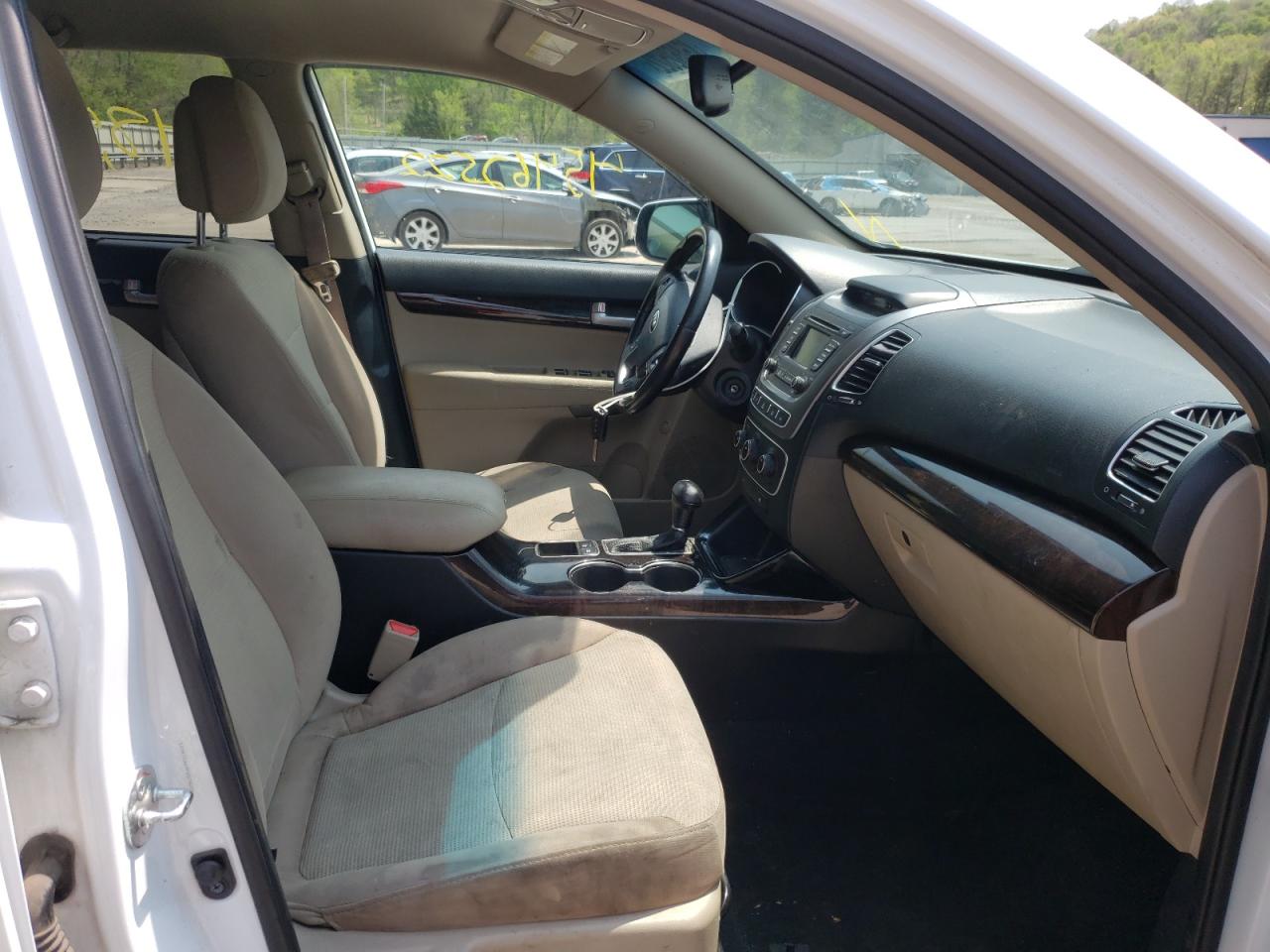 Photo 5 from auction – 2015 KIA SORENTO LX with VIN 5XYKTCA69FG574202