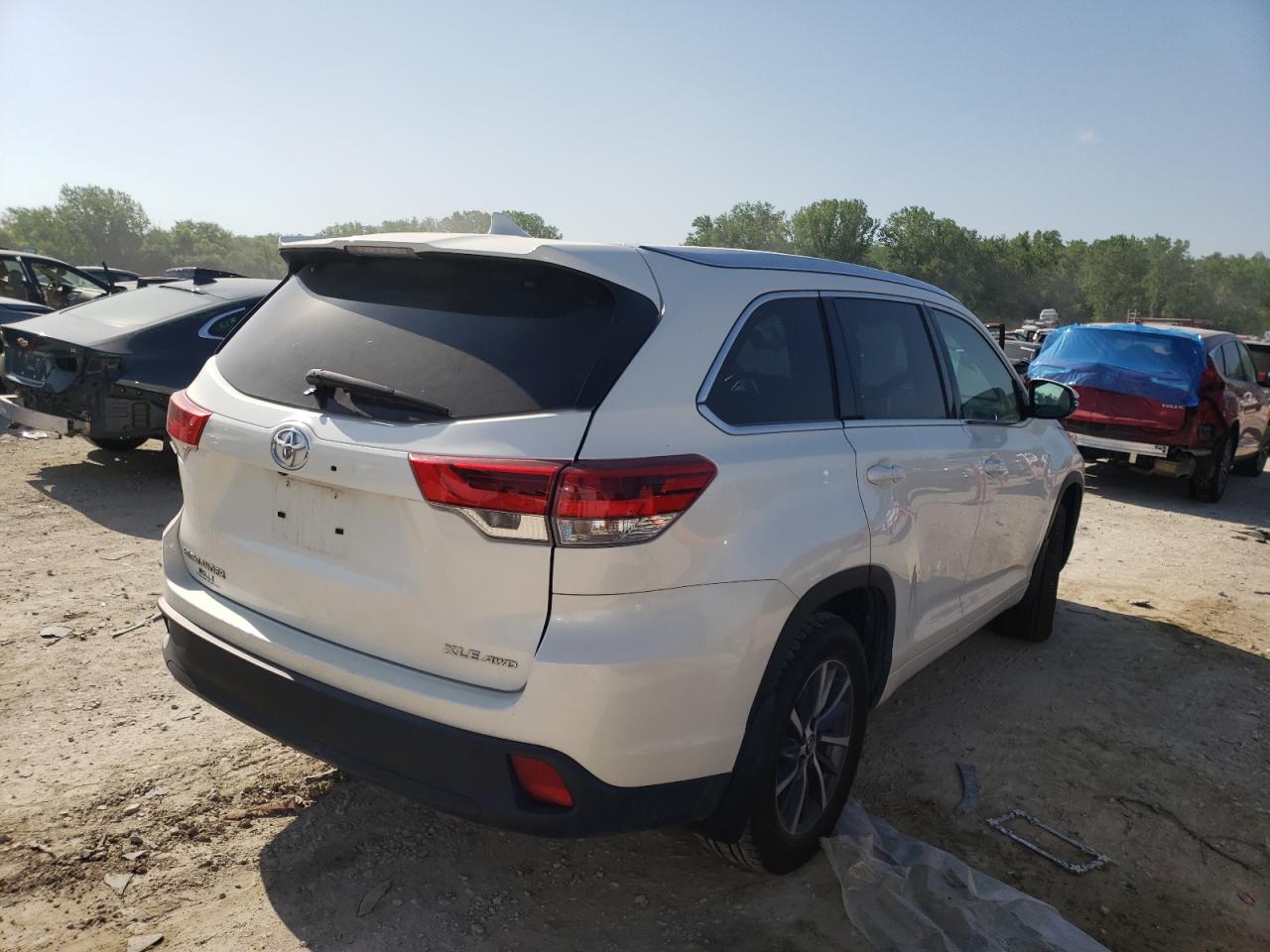 Photo 4 from auction – 2017 TOYOTA HIGHLANDER with VIN 5TDJZRFH1HS512256