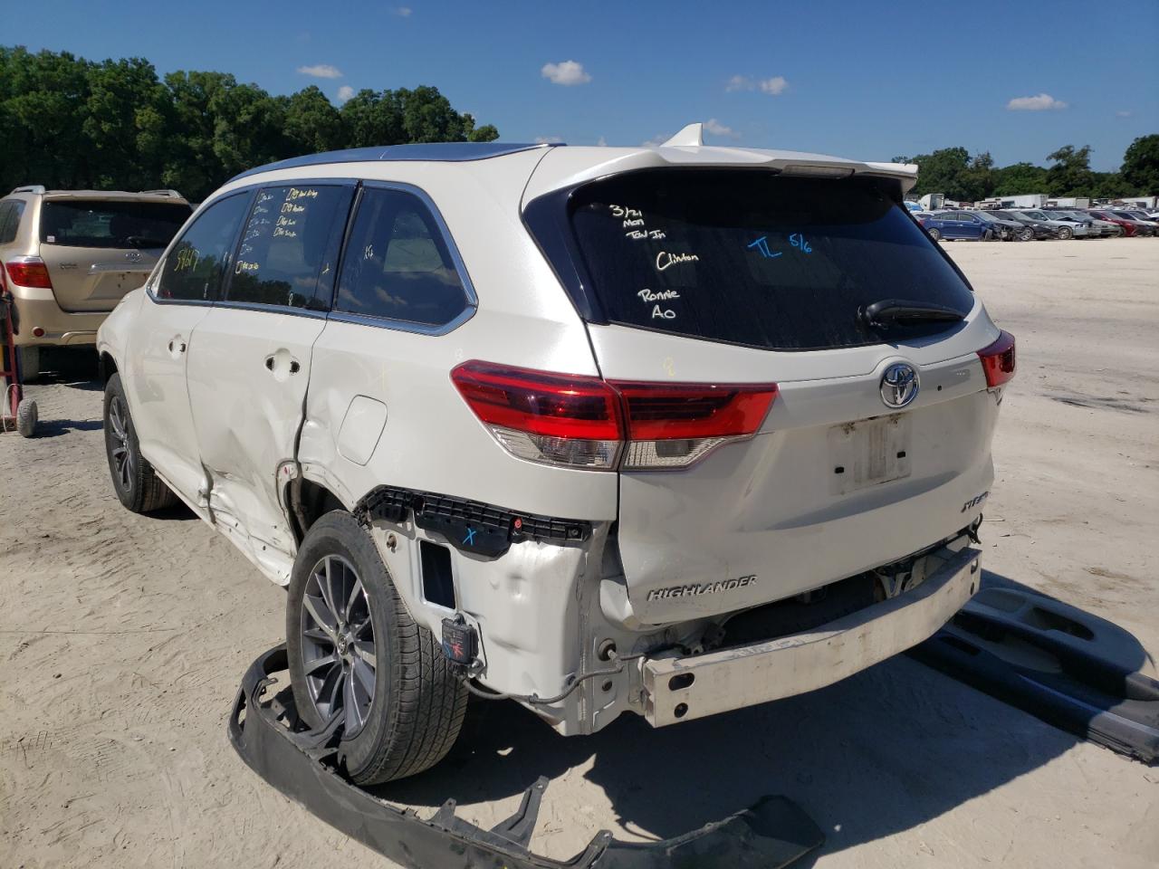 Photo 3 from auction – 2017 TOYOTA HIGHLANDER with VIN 5TDJZRFH7HS517901