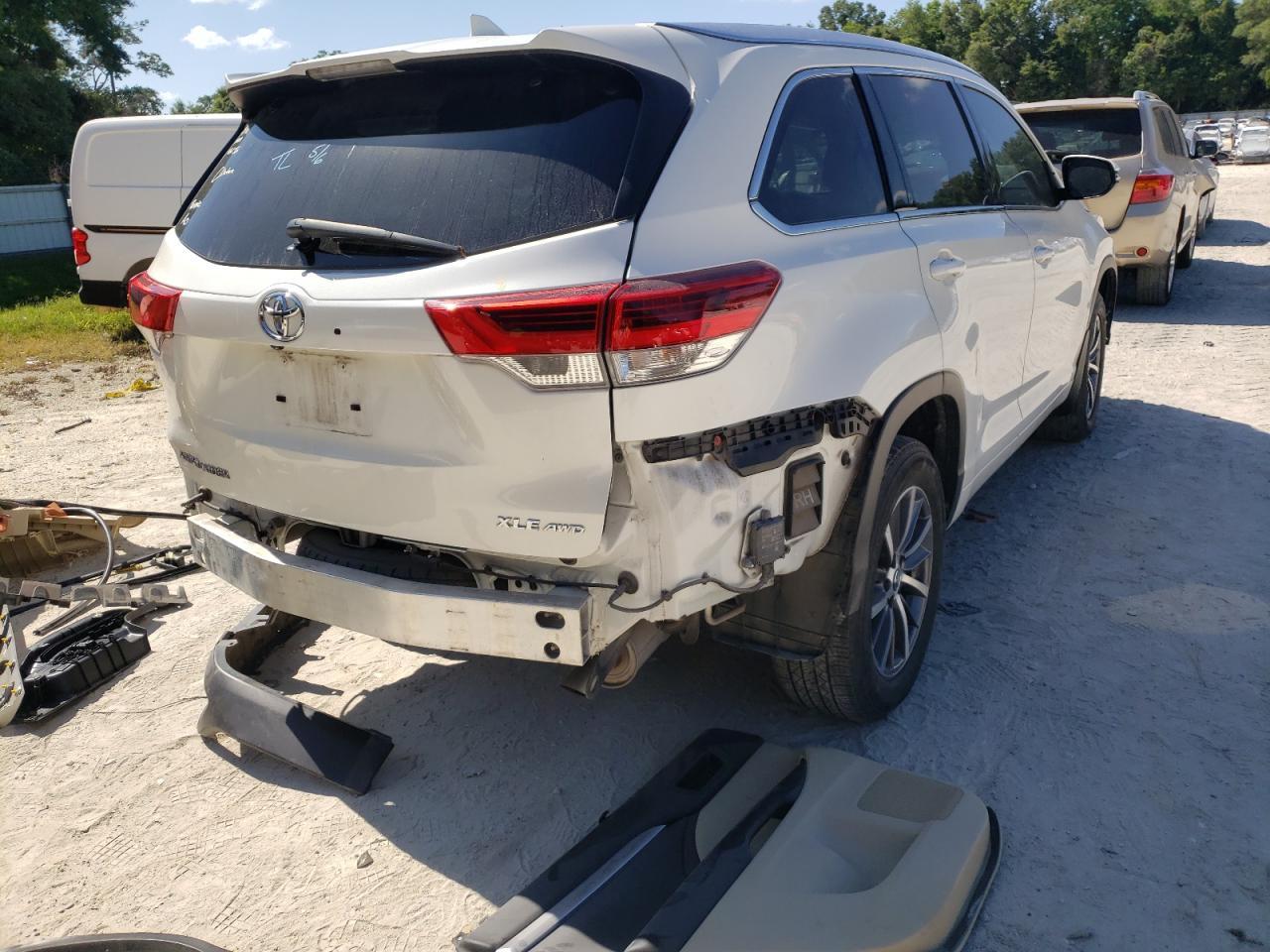 Zdjęcie 4 z aukcji – 2017 TOYOTA HIGHLANDER z VIN 5TDJZRFH7HS517901