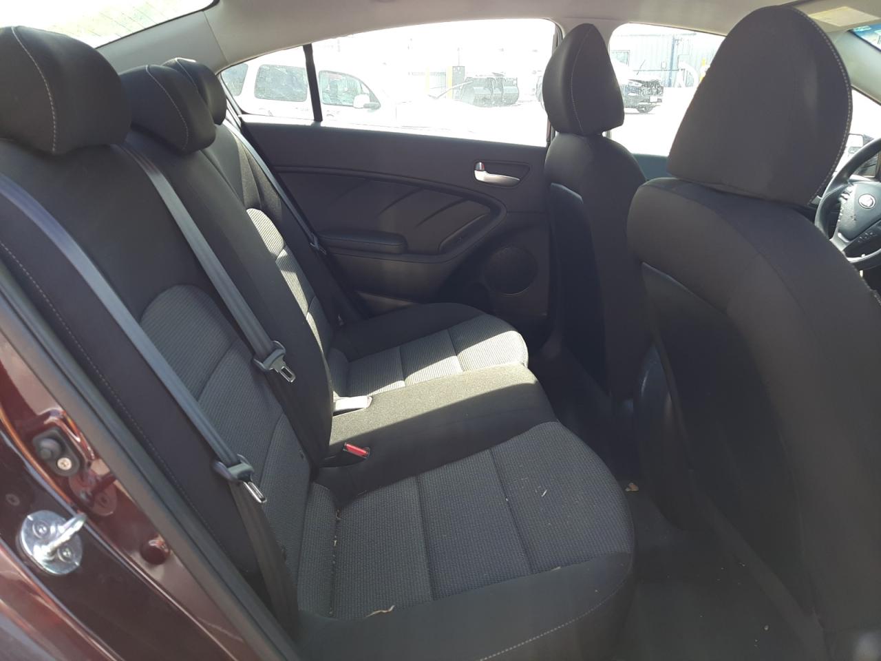 Photo 18 from auction – 2018 KIA FORTE LX with VIN 3KPFK4A70JE271530