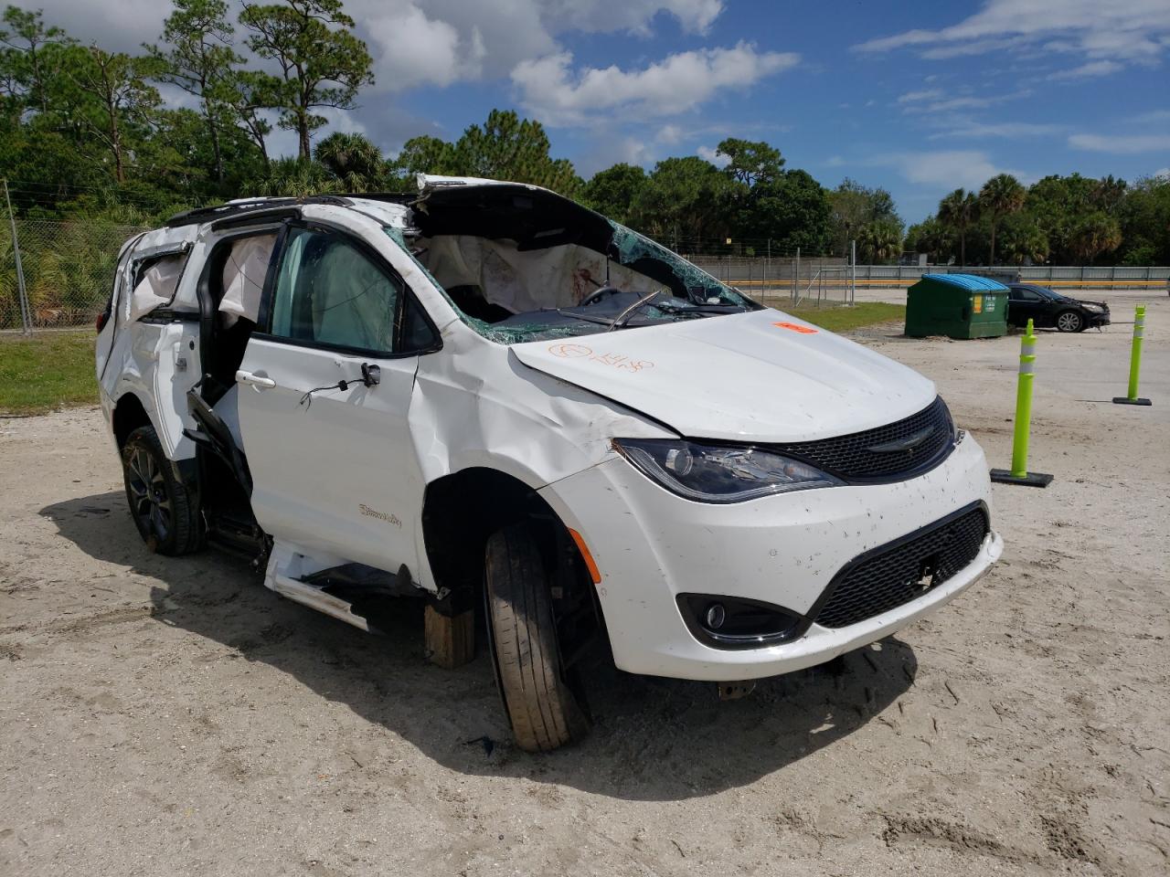 CHRYSLER PACIFICA T 2018 with VIN 2C4RC1EG9JR236485 - Photo from auction