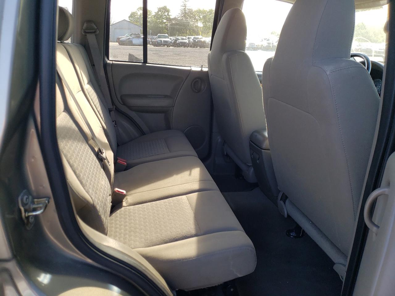 Photo 6 from auction – 2005 JEEP LIBERTY SP with VIN 1J4GL48K05W532771
