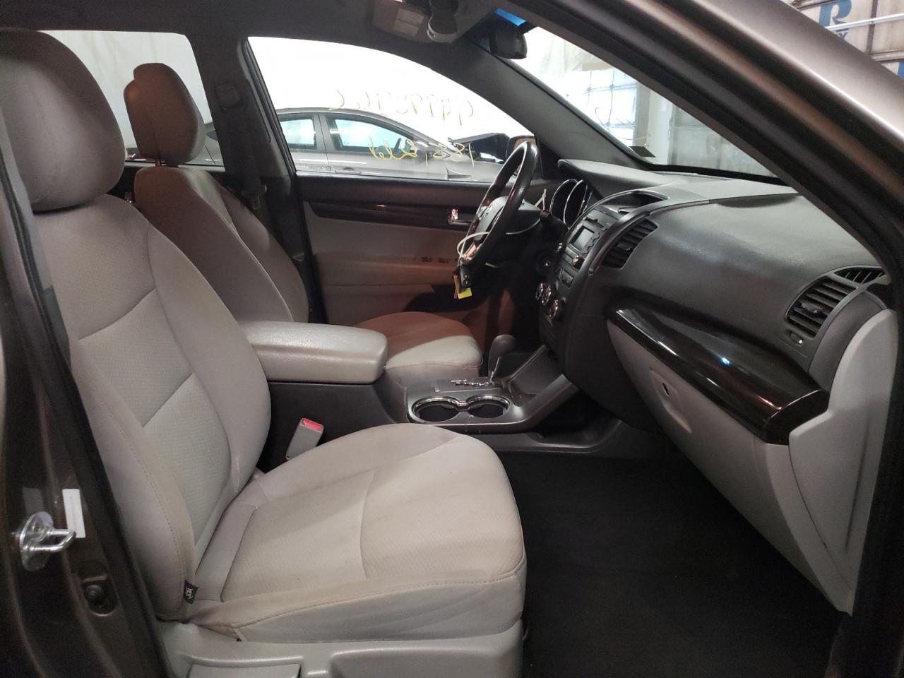 Photo 5 from auction – 2013 KIA SORENTO LX with VIN 5XYKTDA28DG389557